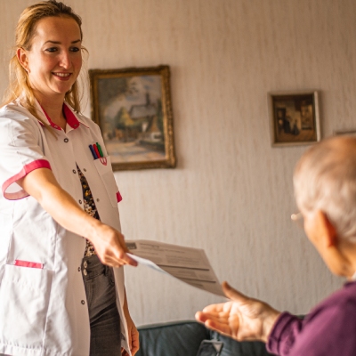 verpleegkundige geeft informatie